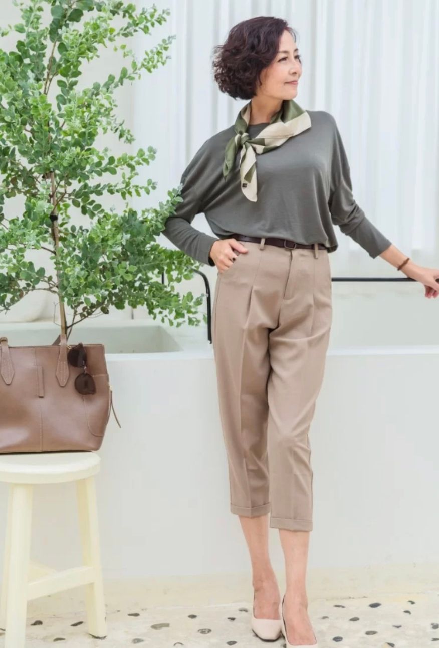 女人上了年纪多穿4种“显贵色”，优雅又有气质，一看就是洋气人