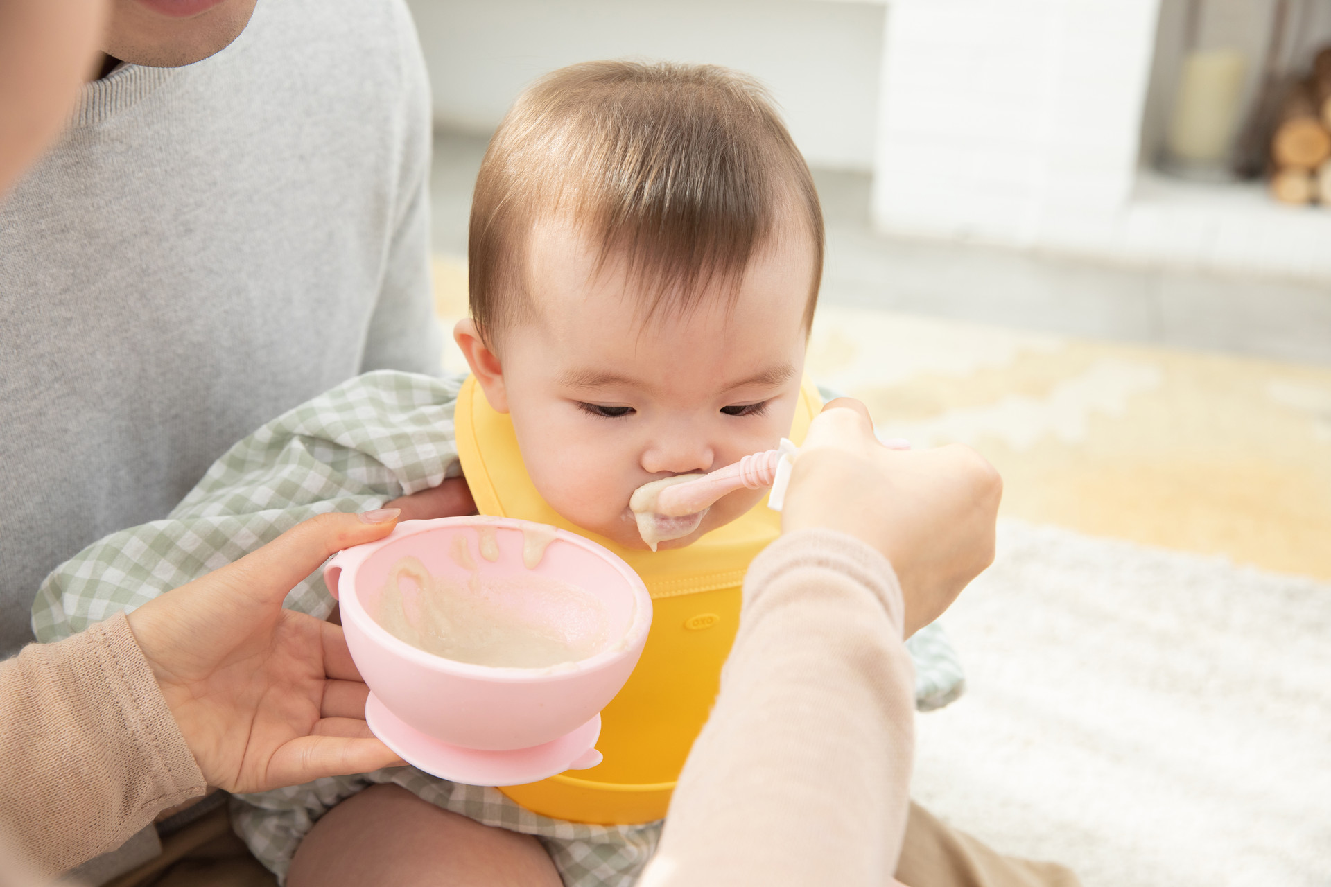 孩子长牙会吃饭菜后，辅食和奶量怎么分配？妈妈奶奶别弄错了