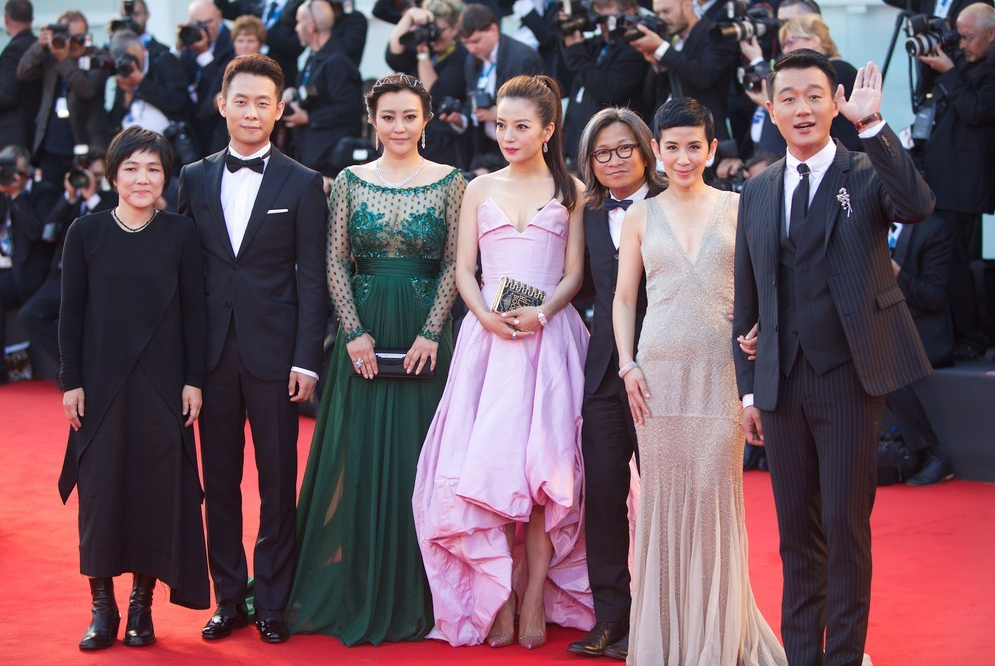 中国就是太把明星当回事，看看外国人是怎么对待中国明星的