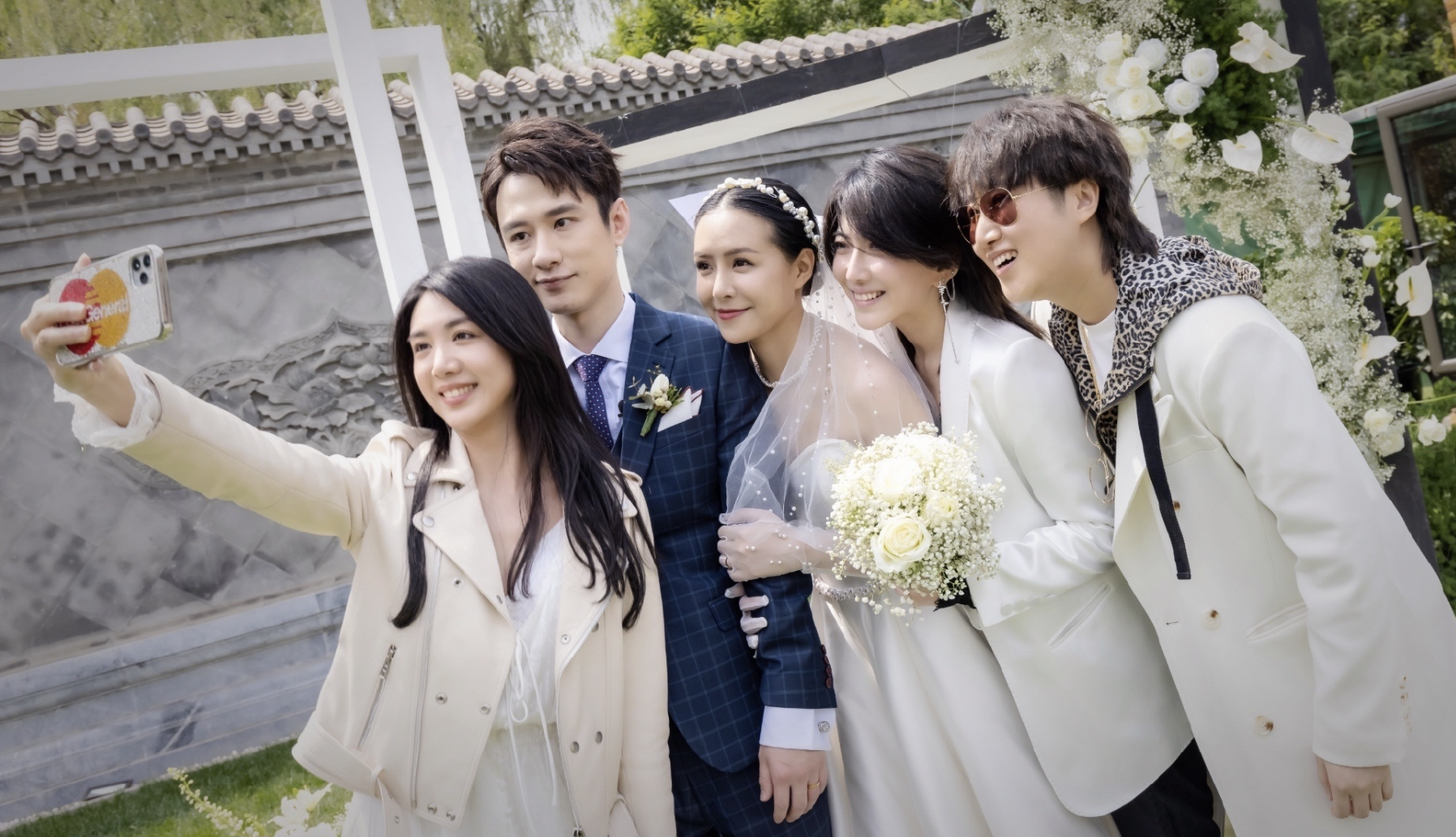 2021年娱乐圈8场唯美婚礼：俊男靓女羡煞旁人，两对新人奉女成婚