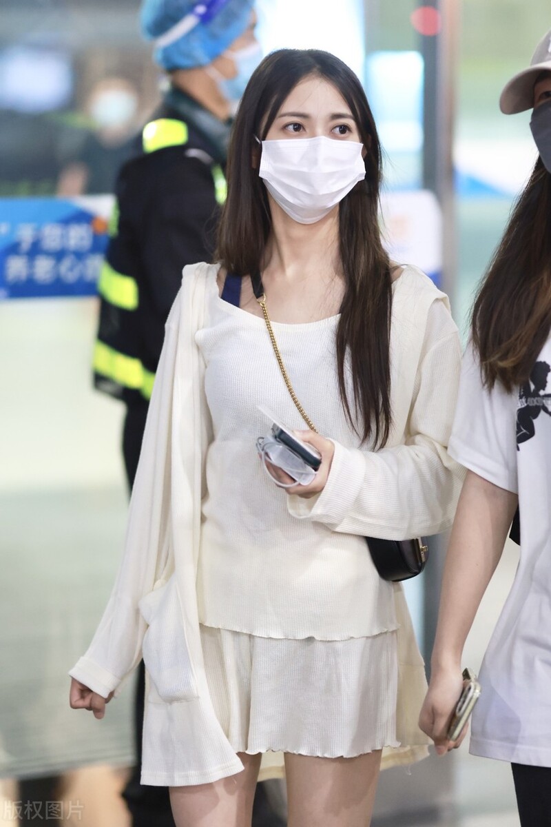 陈钰琪开衫外套搭短裤现身机场长发披肩满眼温柔