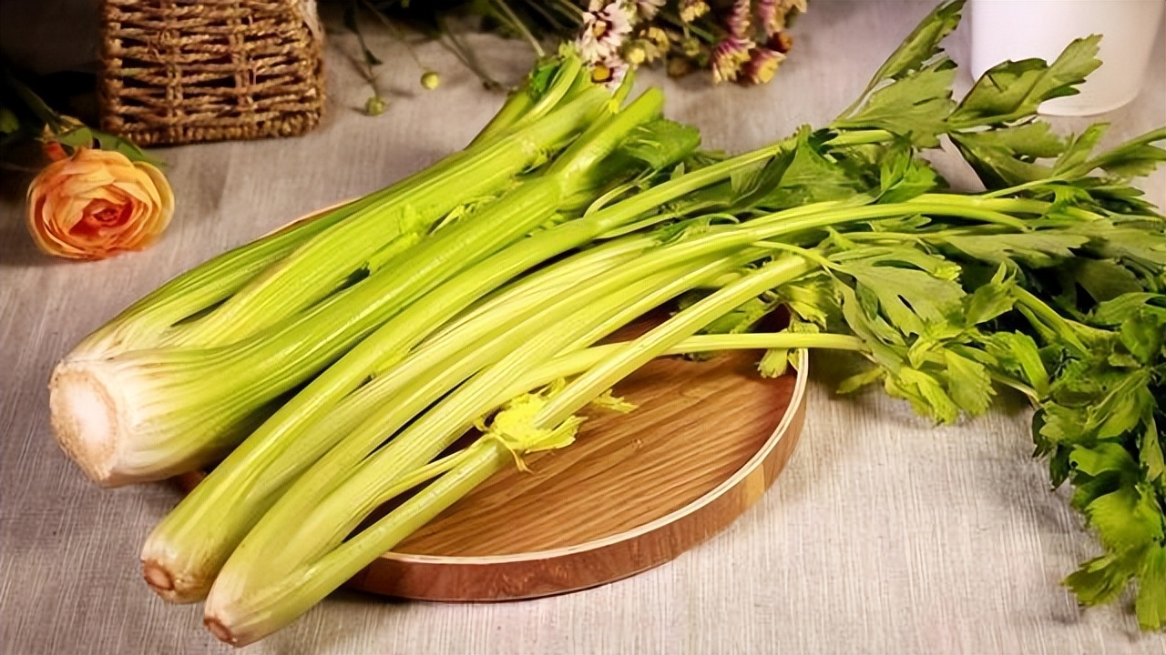 吃芹菜为什么不吃叶子？可能很多人还不清楚，看完记得转告家人