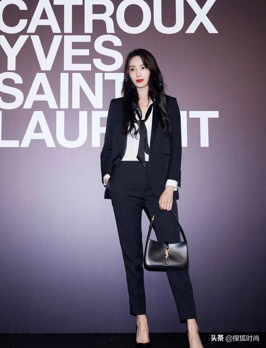 王紫璇《野蔷薇》造型好惊艳，复古卷发又美又飒，甜美帅气两不误