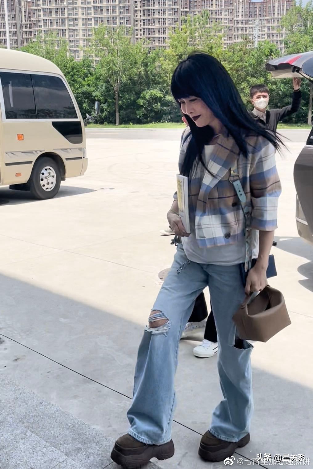 瘦到病态、黑绿嘴唇，这些畸形的审美让人看了浑身难受