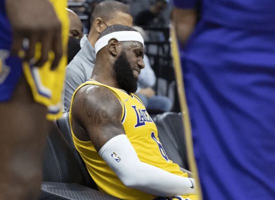 nba为什么会推队友(故意垫脚 恶意推人！詹姆斯劣迹斑斑：大帝、海沃德接连遭殃)