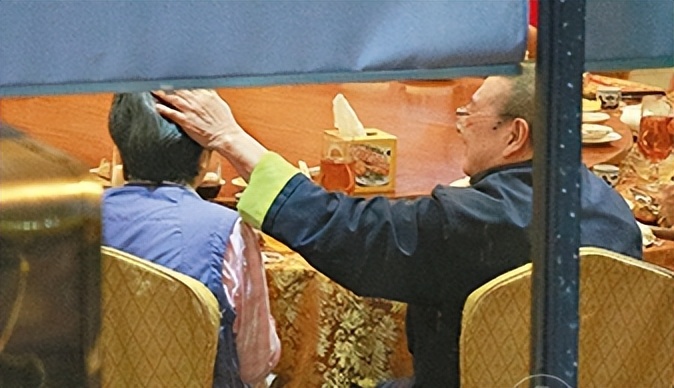 倪匡离世，晚年悉心照顾脑退化太太：我剩下一口气也想留在她身边