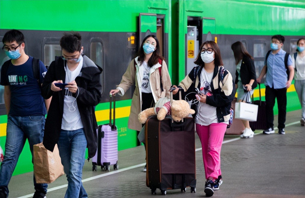 湖南河南等地，多所高校宣布取消五一小长假，在校大学生哭笑不得