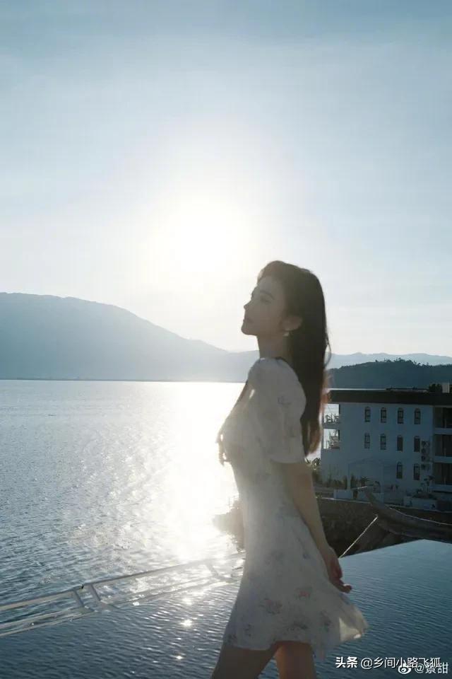 景甜晒甜美风生日写真大片 着连衣裙手拿鲜花夏日感满满