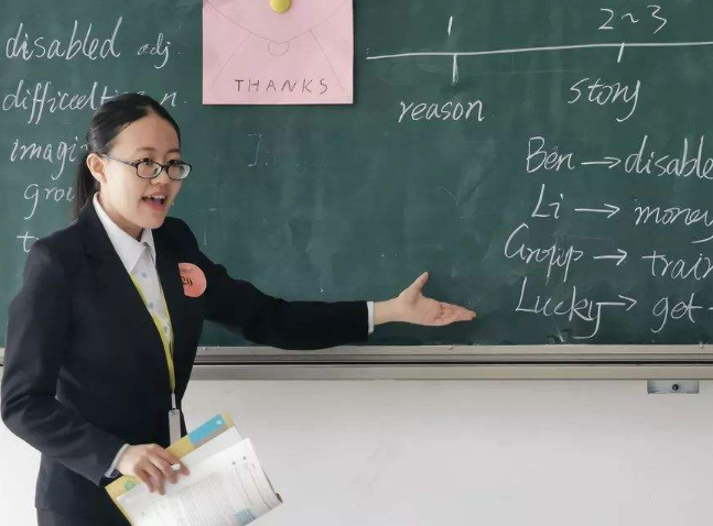 高级教师55岁不愿意退休，选择继续任教，校长一番话叫她进退两难