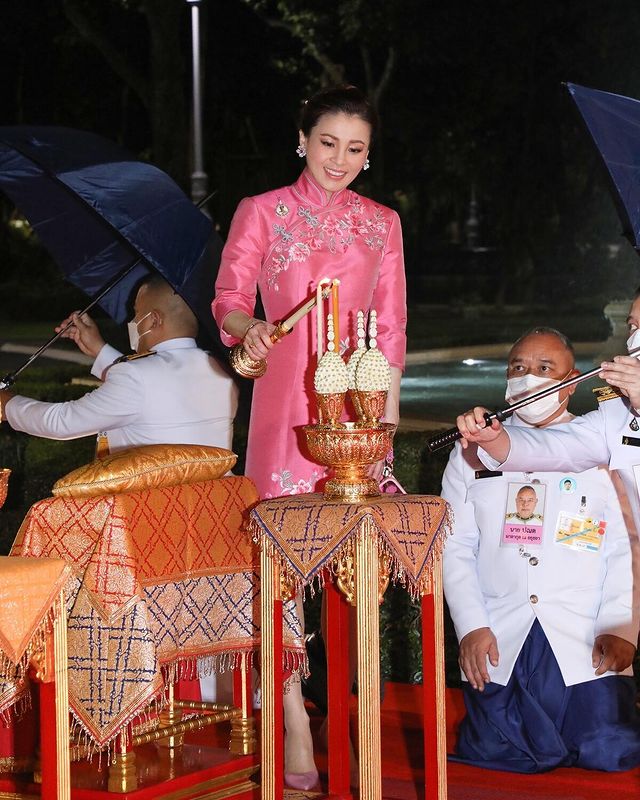 泰国神兽公主穿大红色旗袍摇着折扇亮相！比苏提达还美，贵妃输了