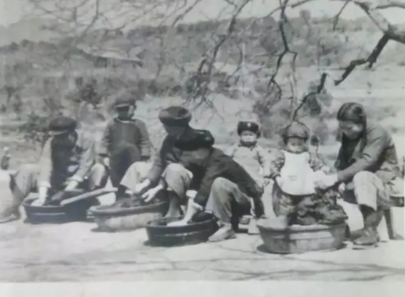 2005年独臂父亲参加家长会被笑话，校长发现父亲是救命恩人后下跪