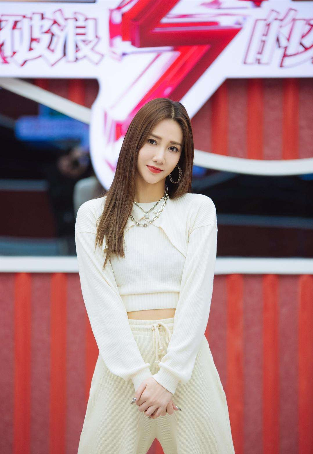 有一种“情商洼地”叫做弦子，19岁出道歌比人红，不会说话是硬伤