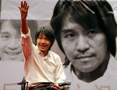 80年代参演20部剧，在TVB他跑了10年龙套，离开后夺得7次影帝提名