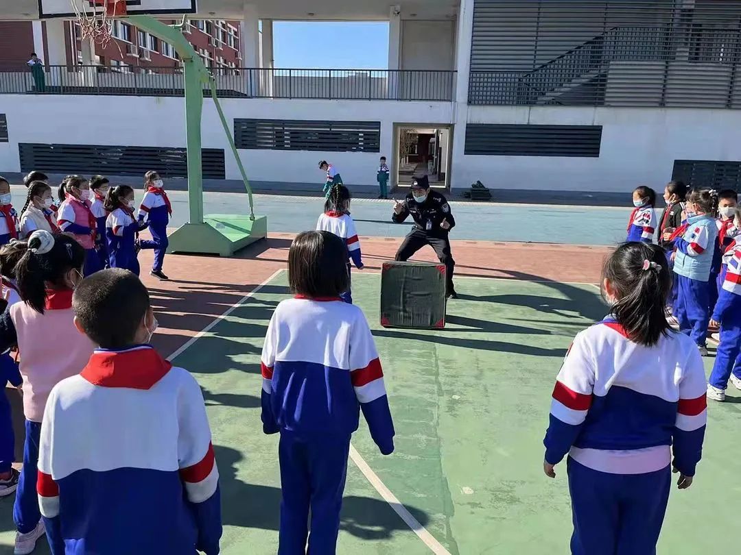 警察蜀黍与孩子们的“沉浸式游戏”，好玩有用！