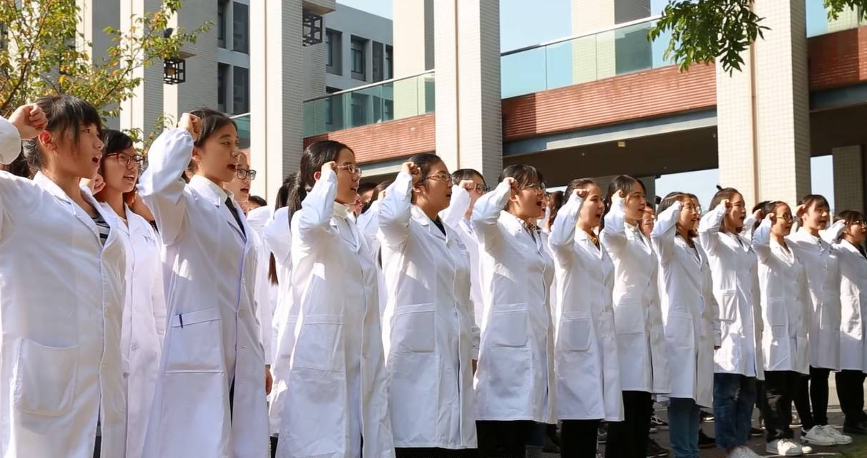 “三无学生”的辛酸：每年几十万医学生毕业，可多数人都忙着转行