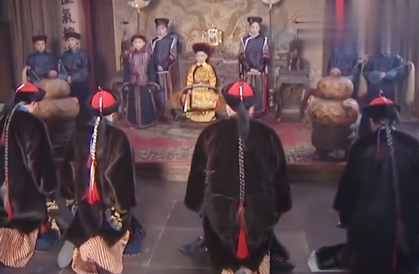 鳌拜最后一次见康熙时，突然脱掉上衣，康熙见状泪目：免其死罪