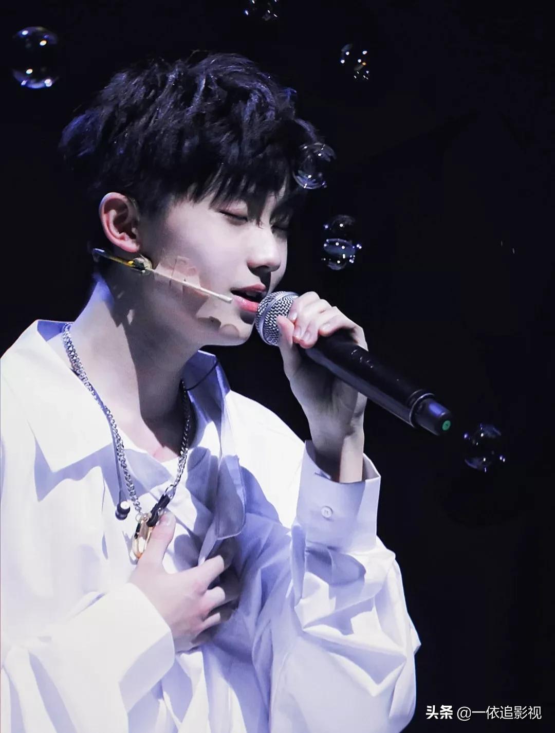 马嘉祺：侧颜白衬衫领带，审美在线，谁看了不说一句有点东西呢？