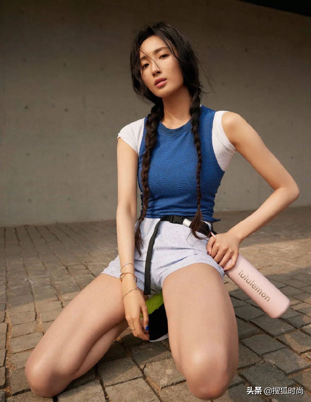 王紫璇《野蔷薇》造型好惊艳，复古卷发又美又飒，甜美帅气两不误