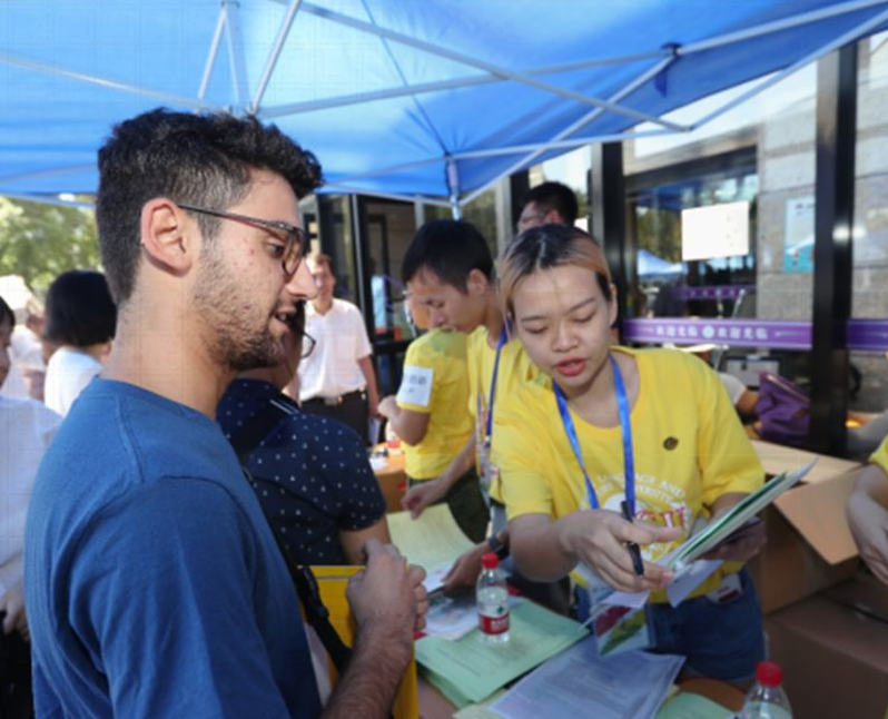 海外“一年制硕士”成为话题，留学生回国找工作，现状引起争议