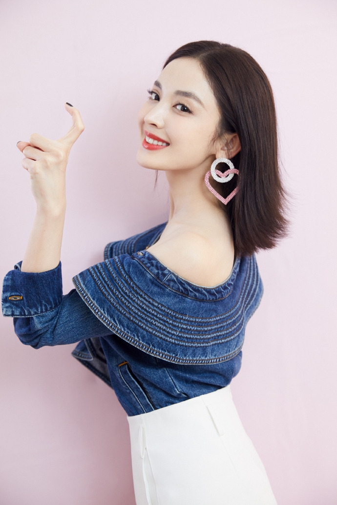 古力娜扎粉色爱心耳环对镜搞怪九连拍甜度满分写真