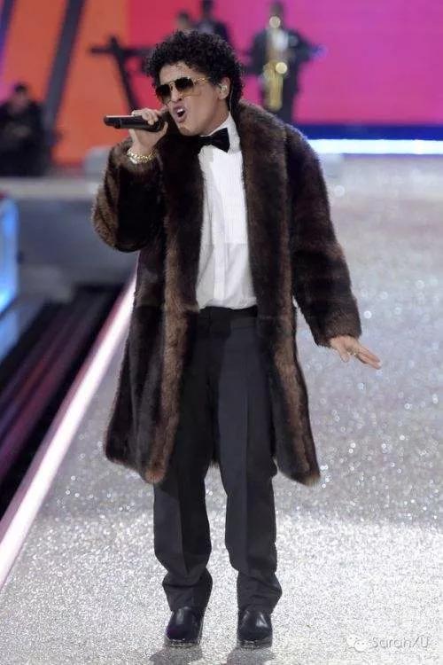 维密秀砸重金请大牌歌手，2012年嘉宾最给力，24岁蕾哈娜开演唱会