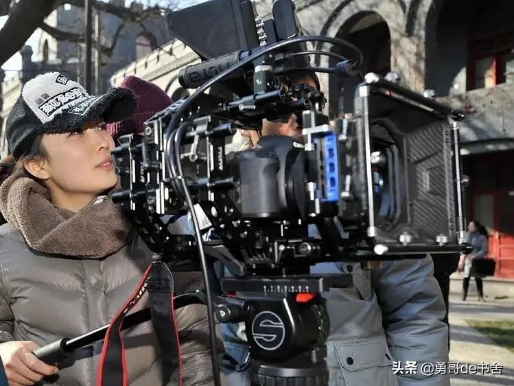 白敬亭置顶8年的微博里，藏着她的秘密