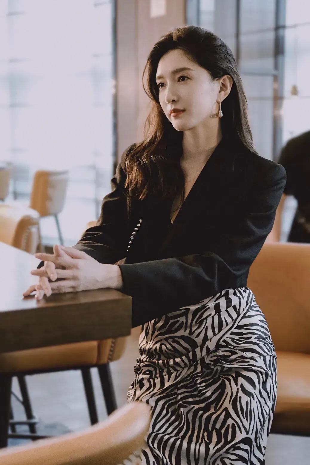 江疏影短西装搭配长裙，干练又霸气