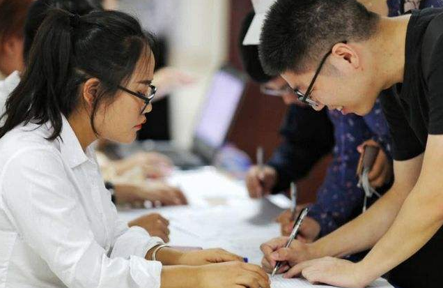 中国烟草公开招聘正式工，年薪10万左右，3类大学生更容易被录取