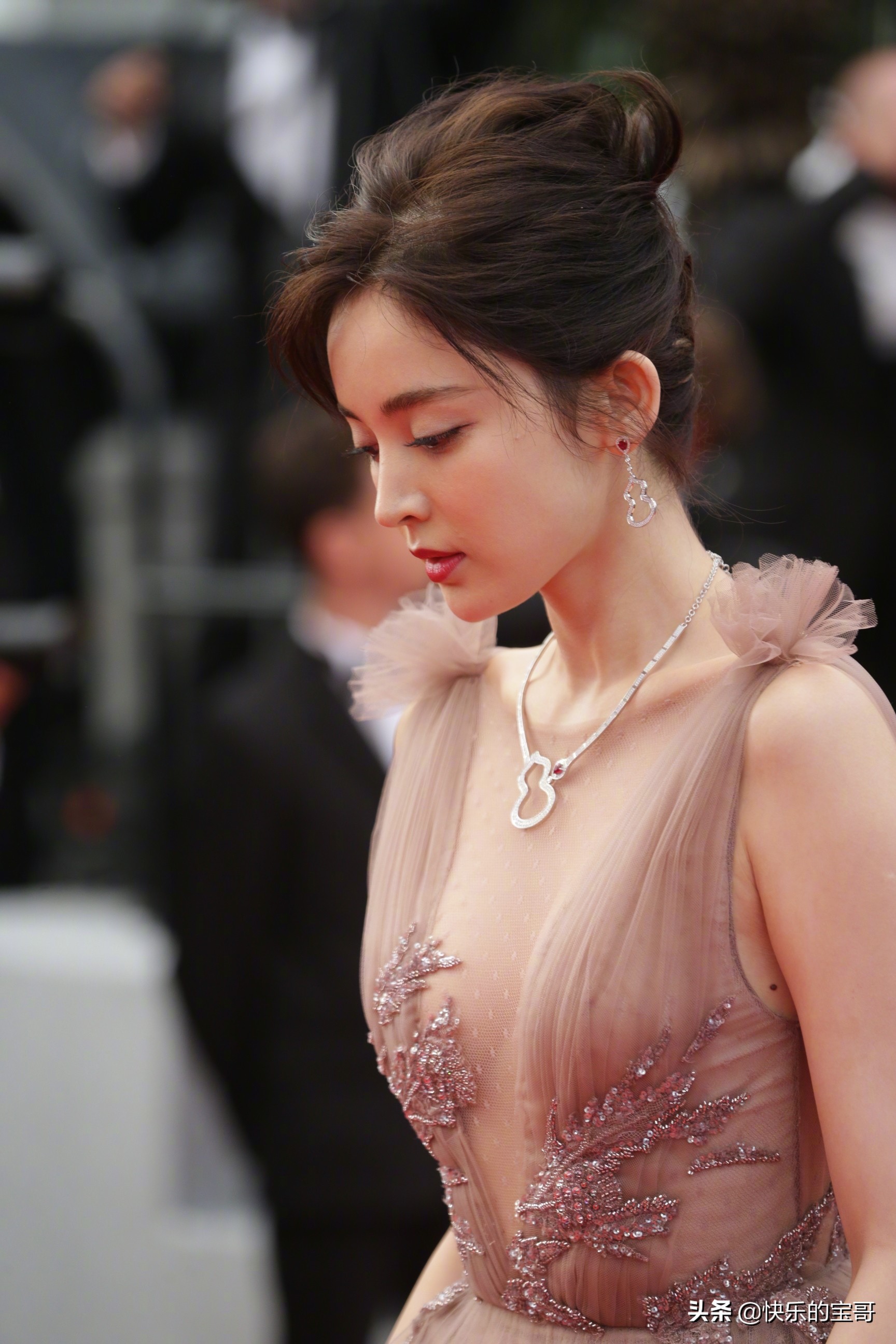 古力娜扎长裙走红毯，娜扎真的好美