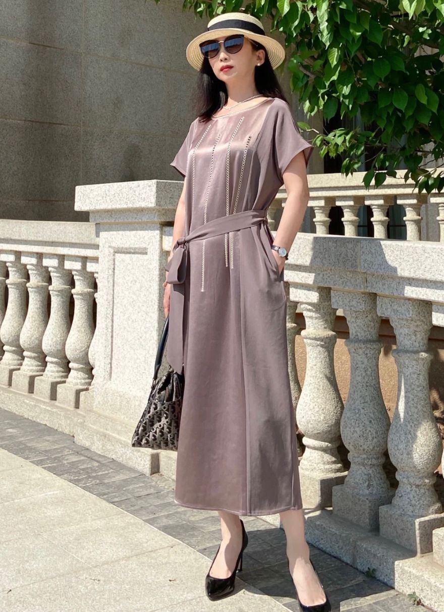 女人上了年纪多穿4种“显贵色”，优雅又有气质，一看就是洋气人