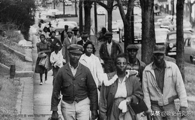 黑人留学生疯狂“猎艳”苏联女郎，遭苏联青年狂揍，引发黑人运动