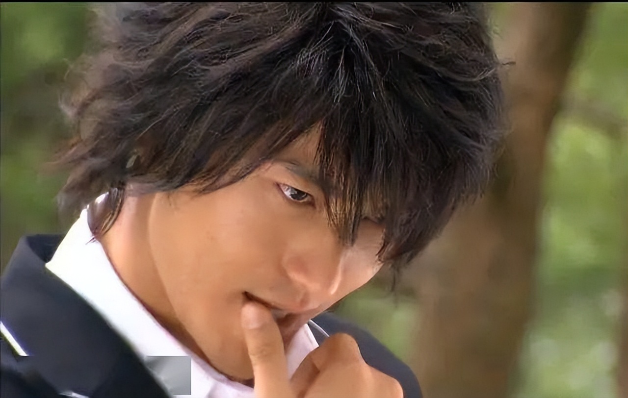 万茜嘟嘴，热巴、吴宣仪眨眼，女星油起来和男星简直不相上下