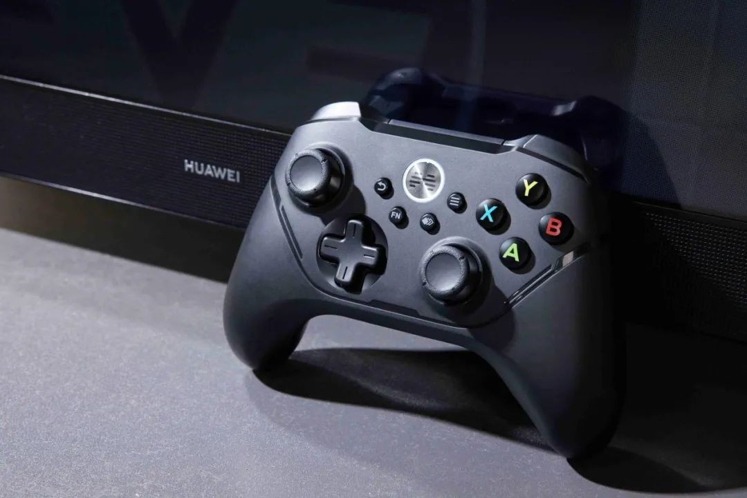 大屏娱乐也能电竞级 华为智慧屏开启与游戏手柄跨领域合作