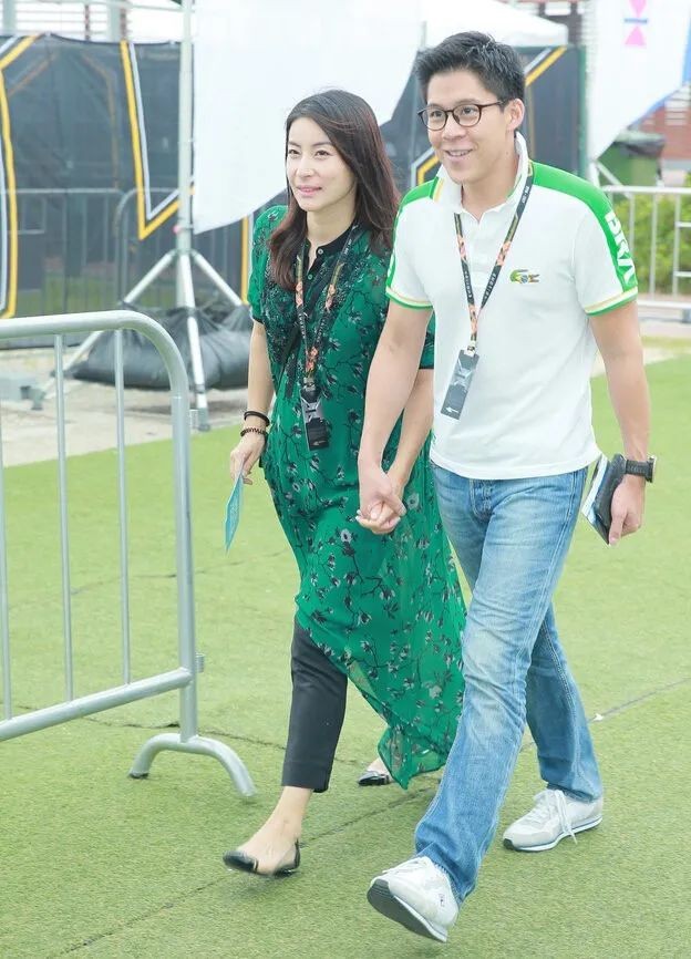 郭晶晶：国民好媳妇，陪霍启刚上街宣传爱国教育，打扮朴素接地气