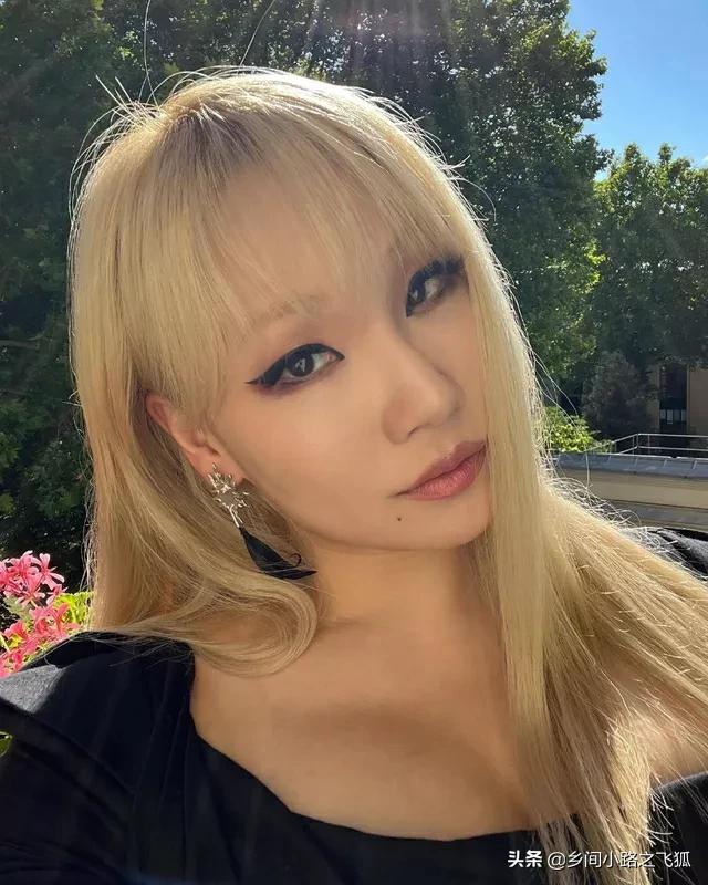 CL现身巴黎看秀 金发金耳饰金色珍珠闪亮霸气slay全场