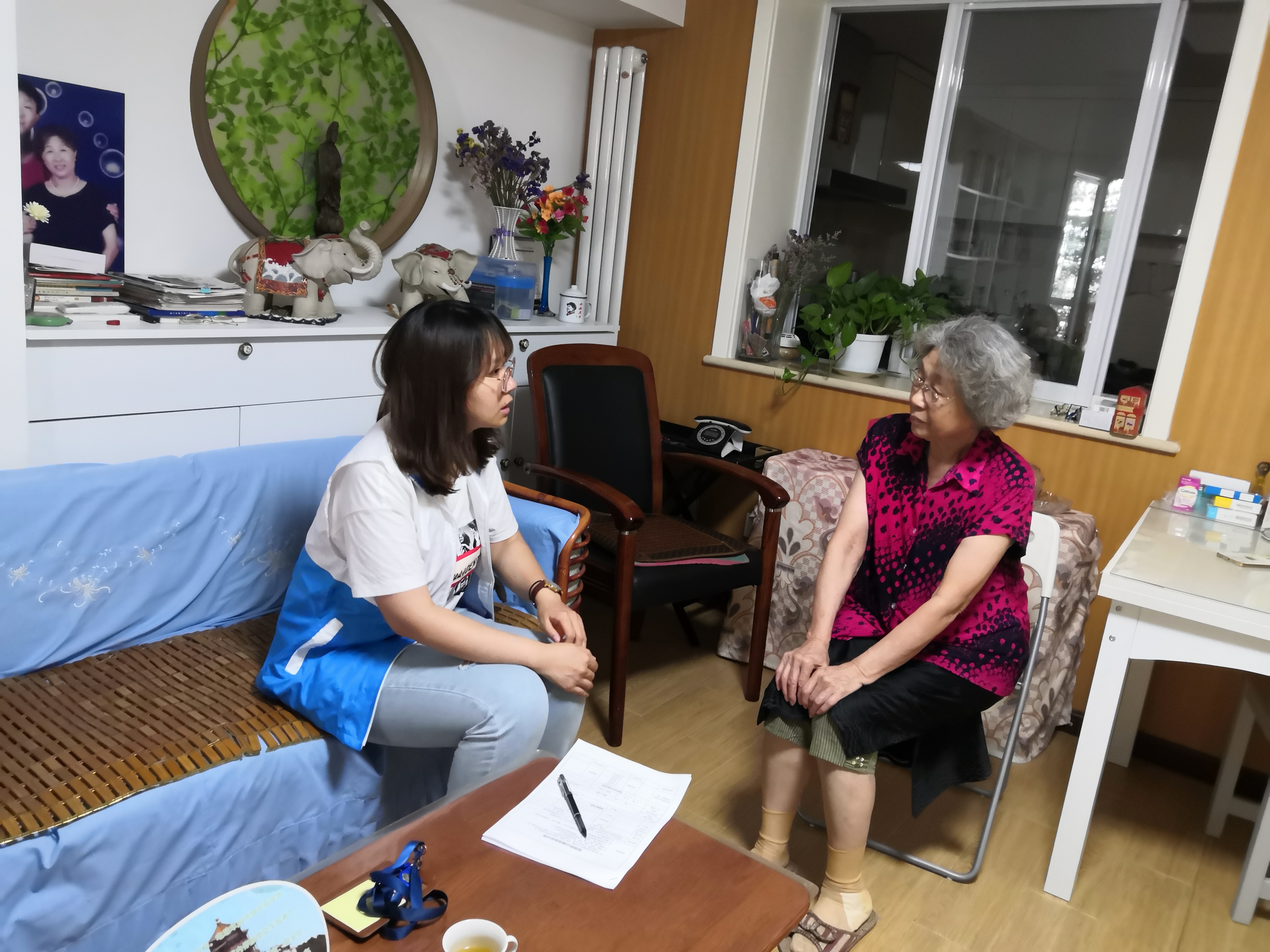 北京姑娘11年为90户困境老人解决问题，“他们叫我‘小甜甜’”