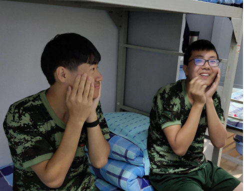 黑龙江某高校男生睡走廊4年，一鞋、一被、一推书，他活得很明白