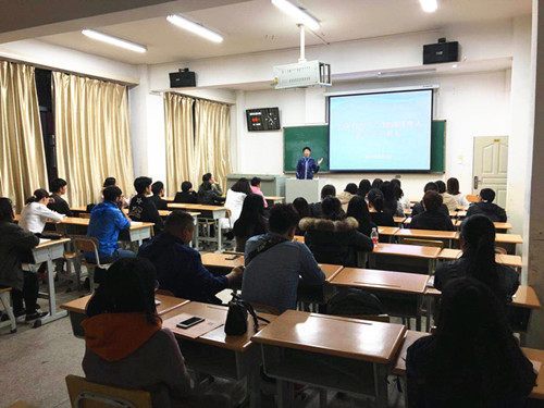 大学晚上要上课吗（一女大学生在教室过夜）