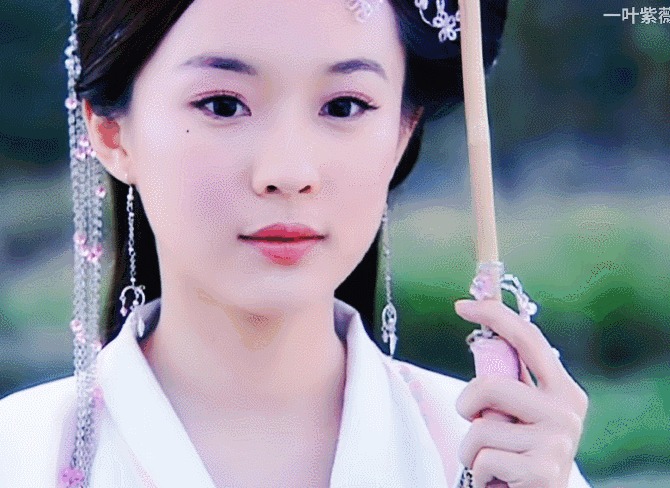 赵丽颖最新生图曝光，这脸怎么像17年前爆火退圈的她？