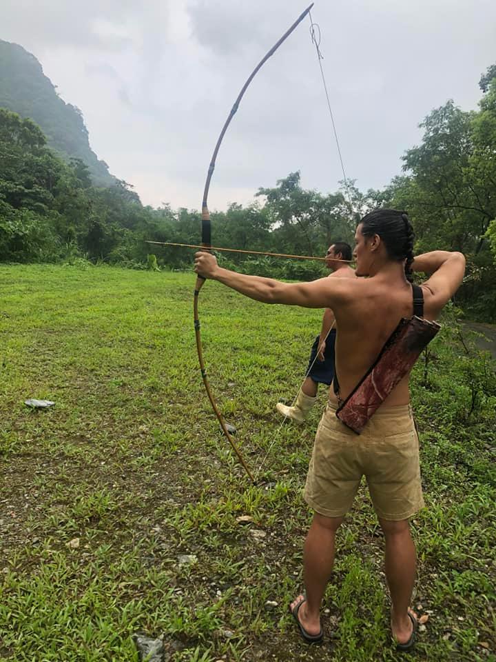 周华健混血儿子野外游泳！32岁留长发胡子拉碴，身材健硕男人味足