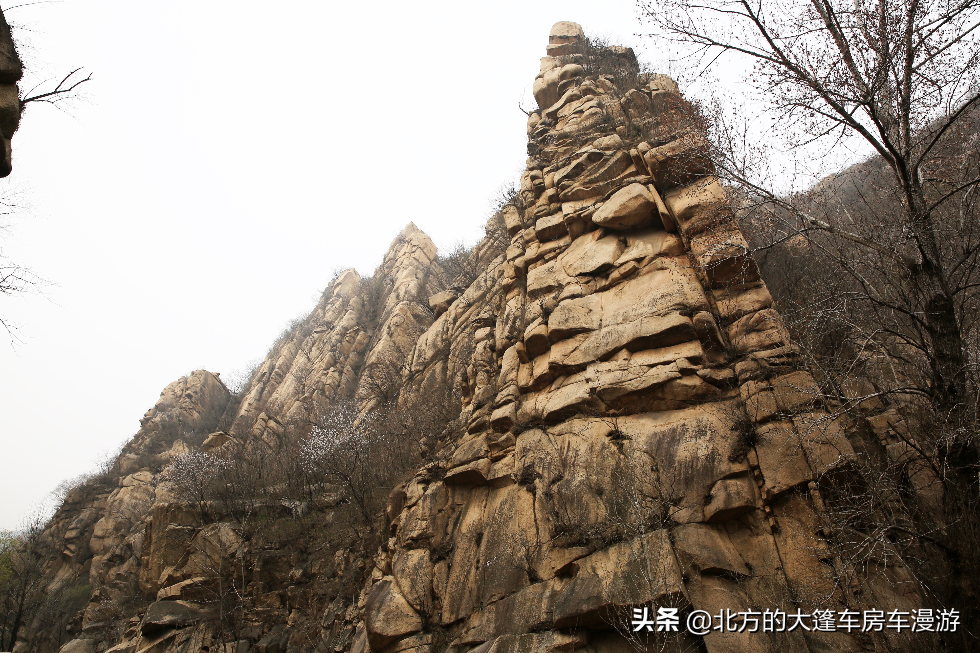 走过北京春天最美的盘山公路去那山桃花盛开的地方——龙泉峪长城