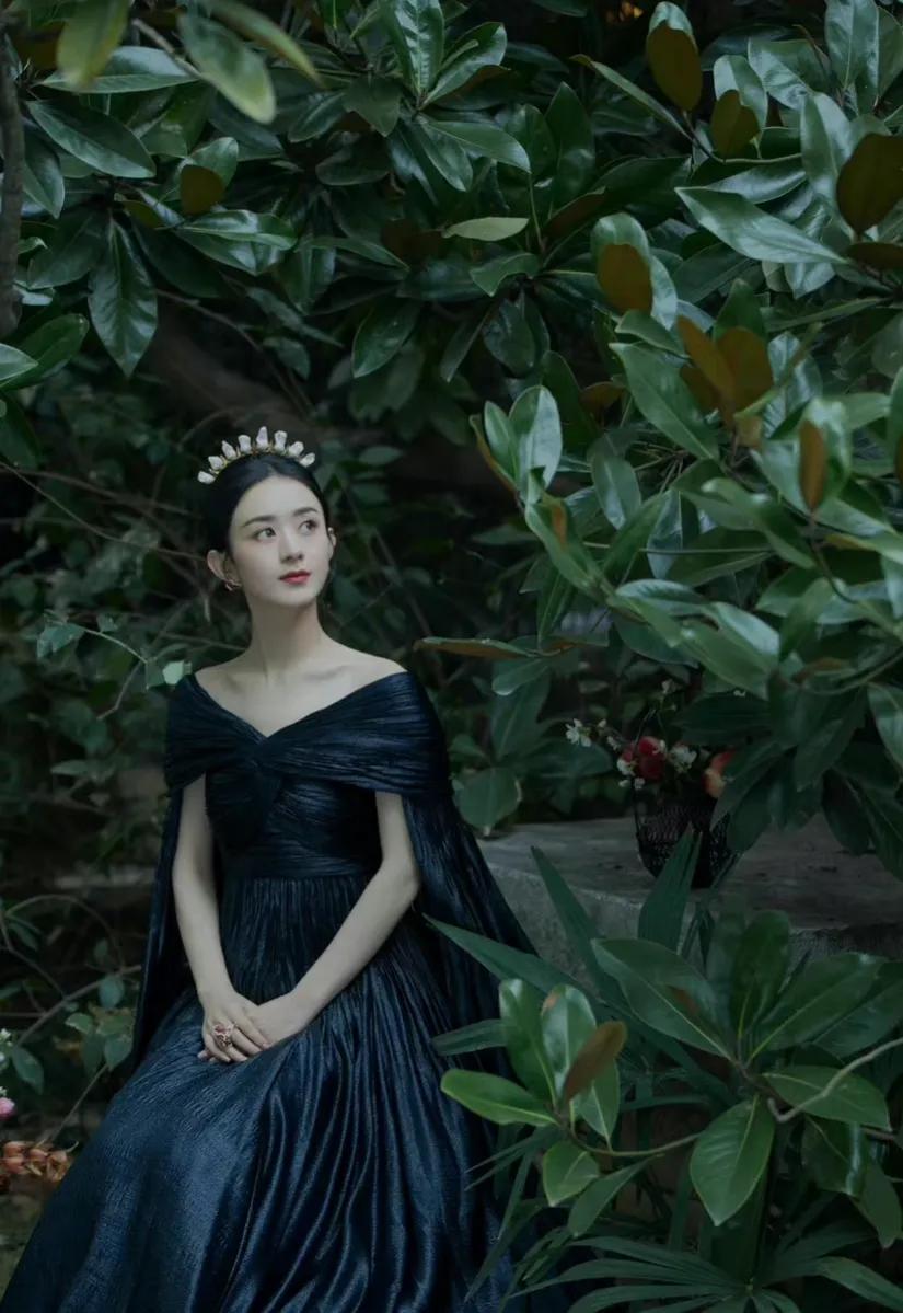 赵丽颖时尚芭莎新照出炉，颖宝非常有气场