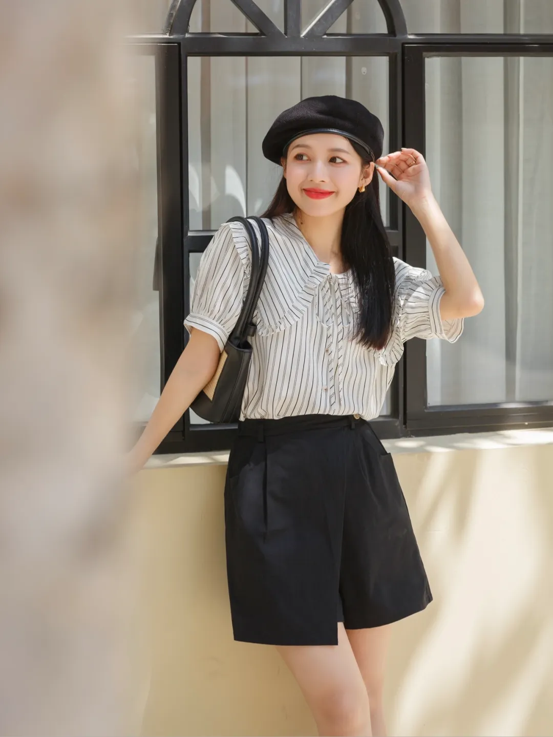 今夏流行复古学院风穿搭，条纹衬衫搭配黑色短裤，通勤又减龄