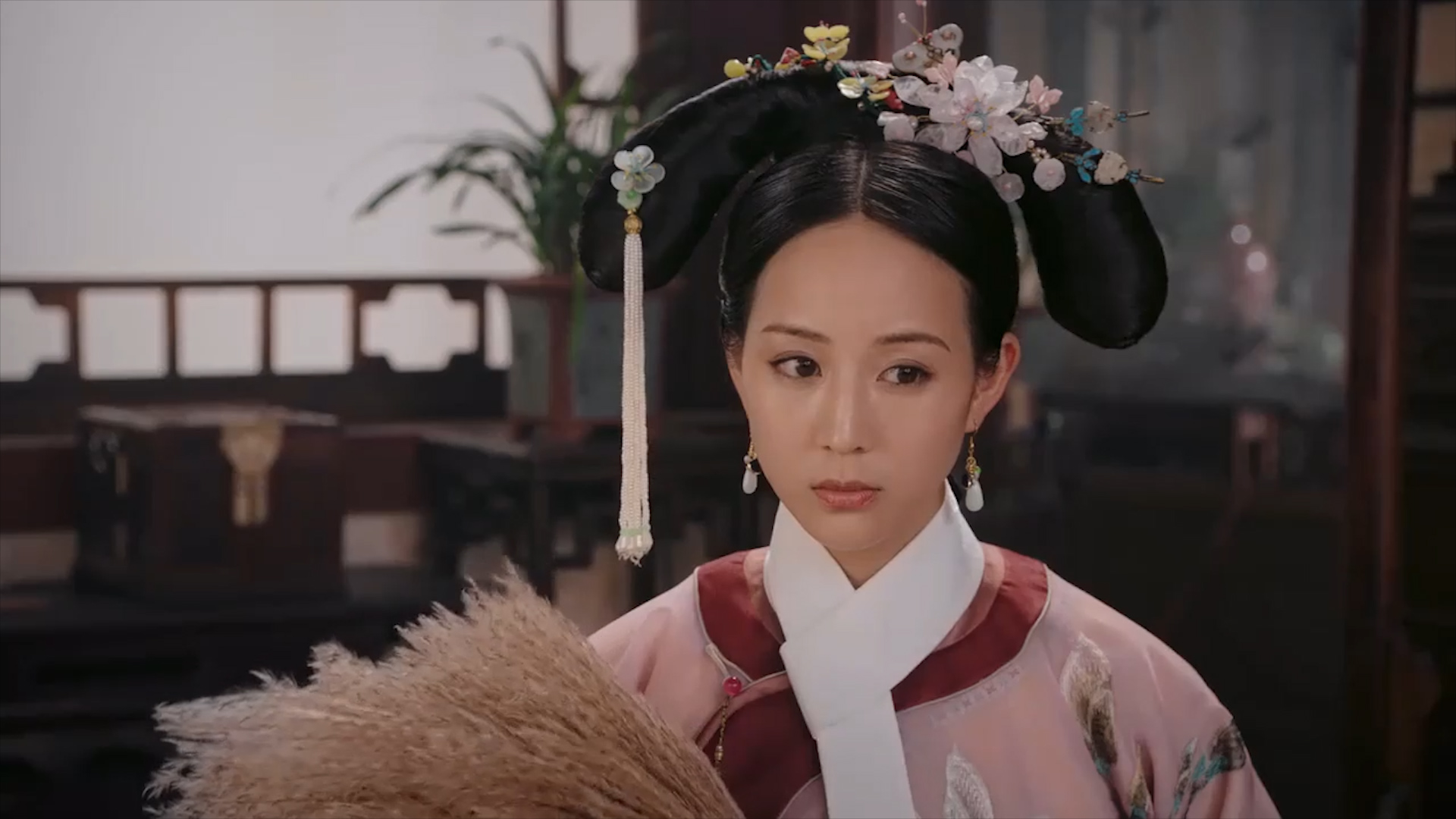 八种造型竟讲完了海兰的一生：争宠只靠描眉，至死不爱渣龙