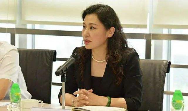 这位女校长因为出众的长相爆红，49岁担任校长，今年54岁气质奇佳