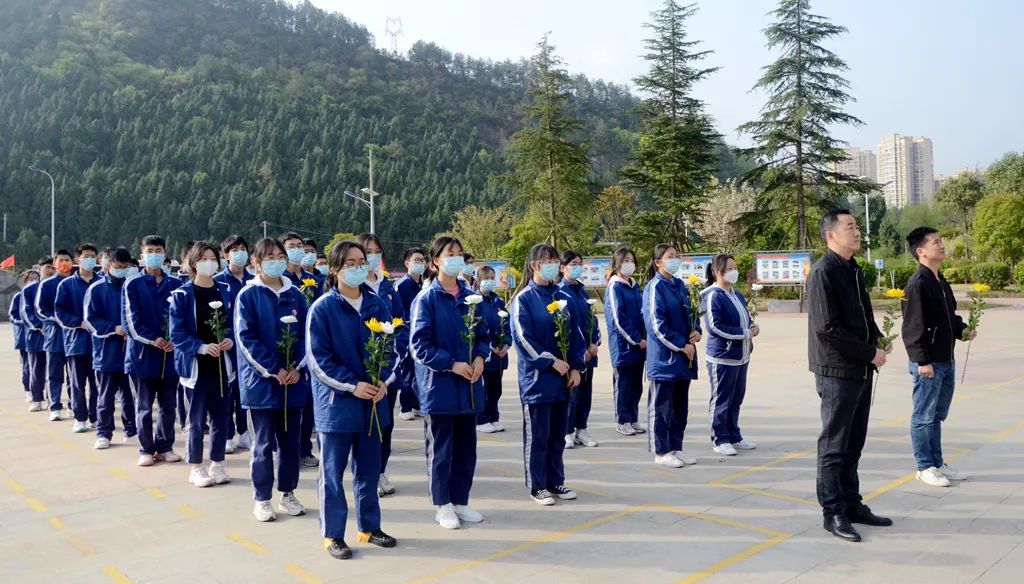 廣元中學(xué)開展清明祭英烈主題團(tuán)日活動(dòng)(圖1)