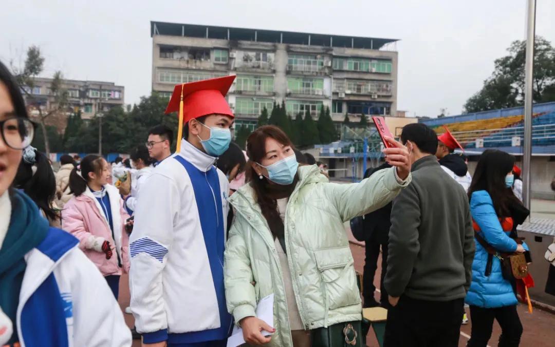 閬中中學(xué)舉行高三學(xué)生成人宣誓儀式(圖26) 閬中中學(xué)舉行高三學(xué)生成人宣誓儀式(圖26)