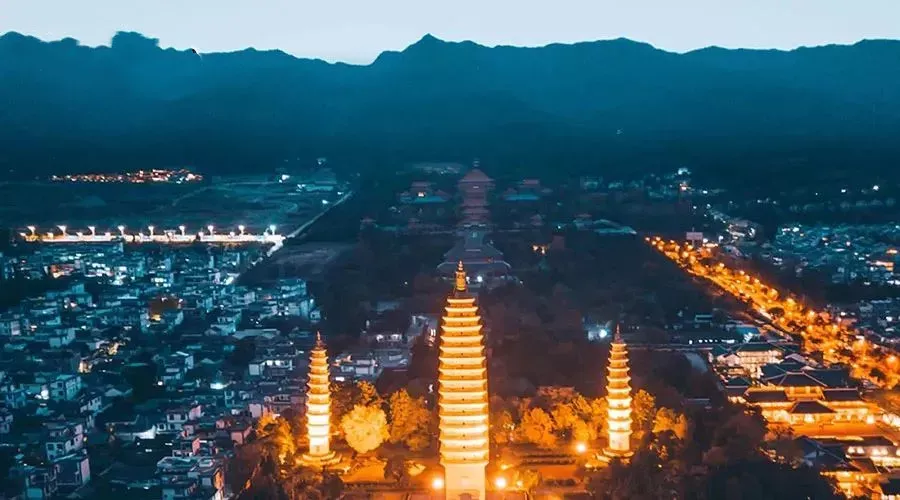 桃花盛开，江水如蓝，每年春季丙察察迎来一年中最美的时光