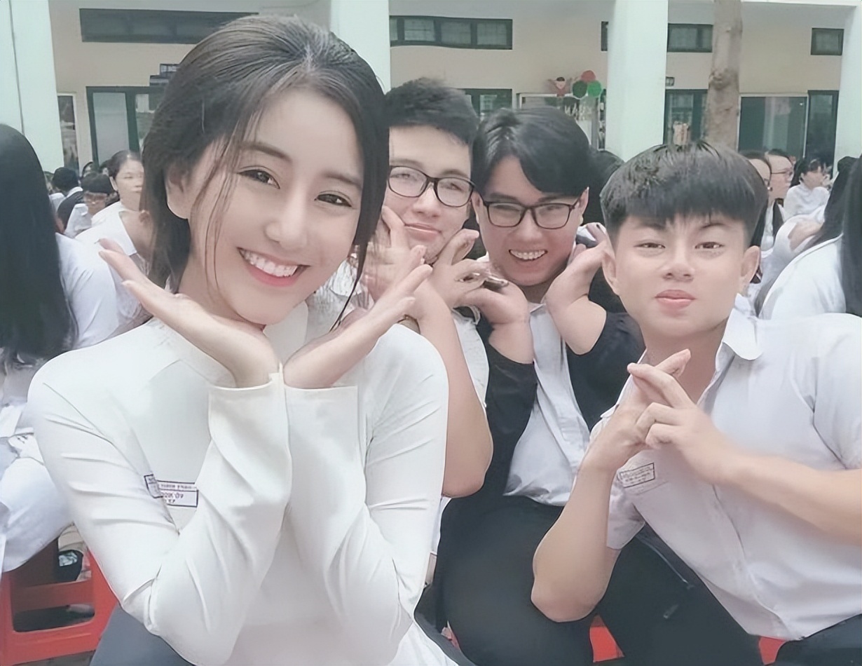 高中女孩被称为“纯欲系校花”！普通校服穿出高级感，令学生羡慕