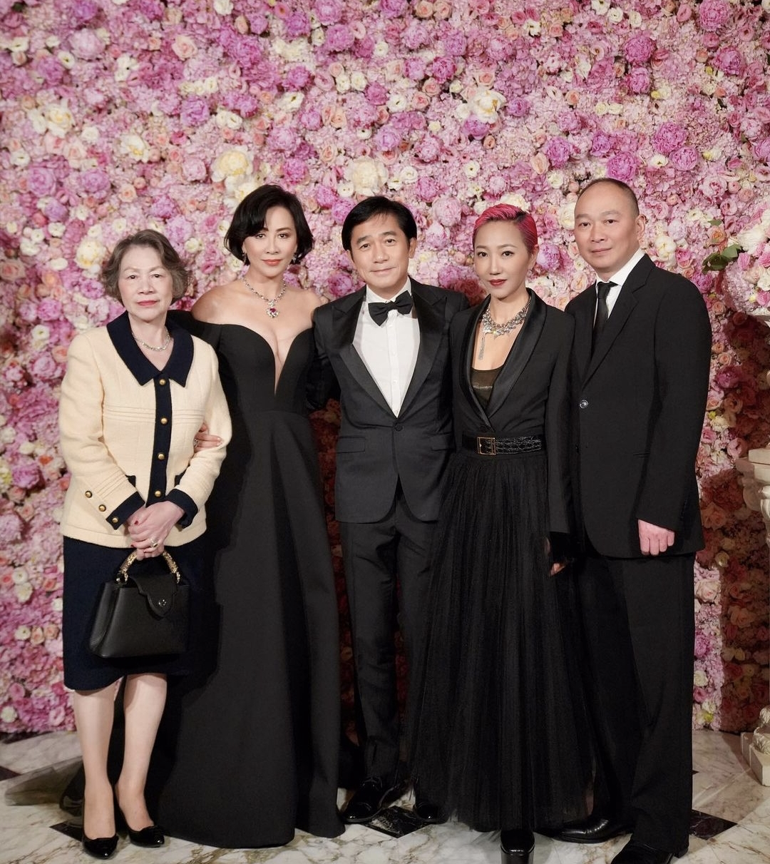 梁朝伟罕晒夫妻恩爱合影为老婆庆生，他坐扶手刘嘉玲坐沙发地位高